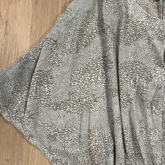 Patterson J Kincaid Originals Women's Top Size Medium Gray Animal Print Blouse - Picture 5 of 7